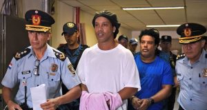 Ronaldinho nhận thêm tin buồn trong tù